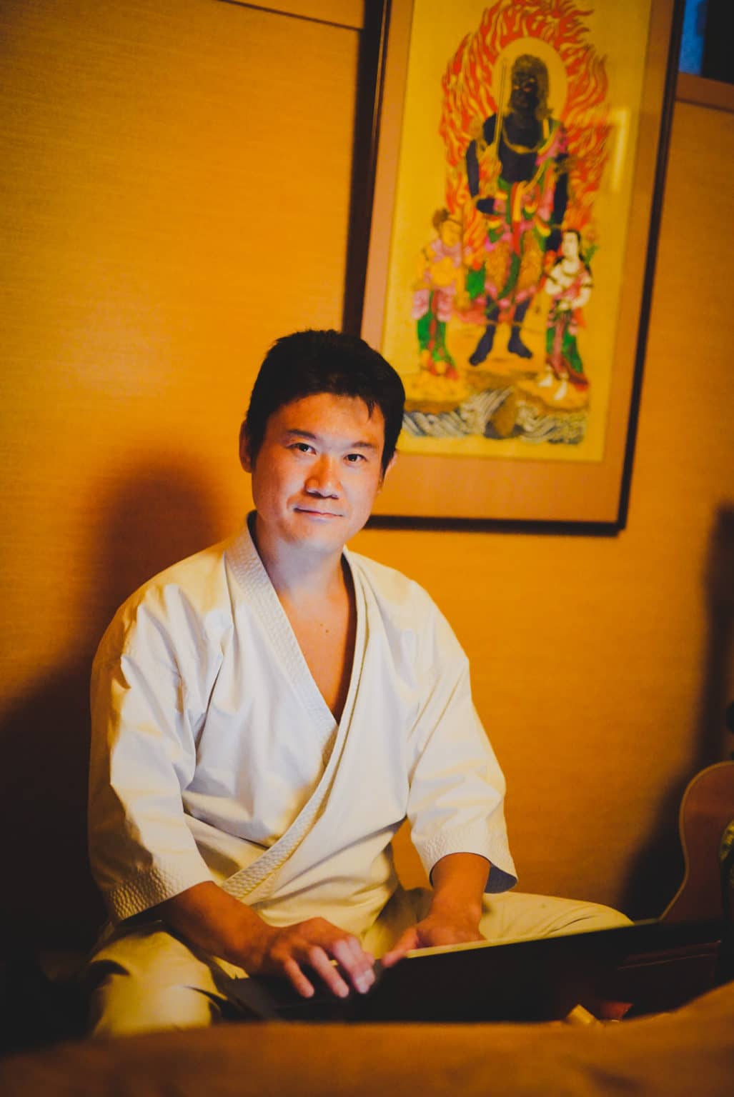 占い師、光明の全身写真②